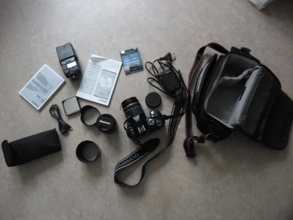 Olympus E-510, Spiegelreflexkamera + viel Zubehör in Aesch - Bild 1