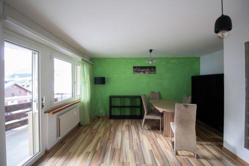 2.5-02, helle 2.5-Zimmer Attikawohnung mit 2 Balkonen in Sierre - Bild 1