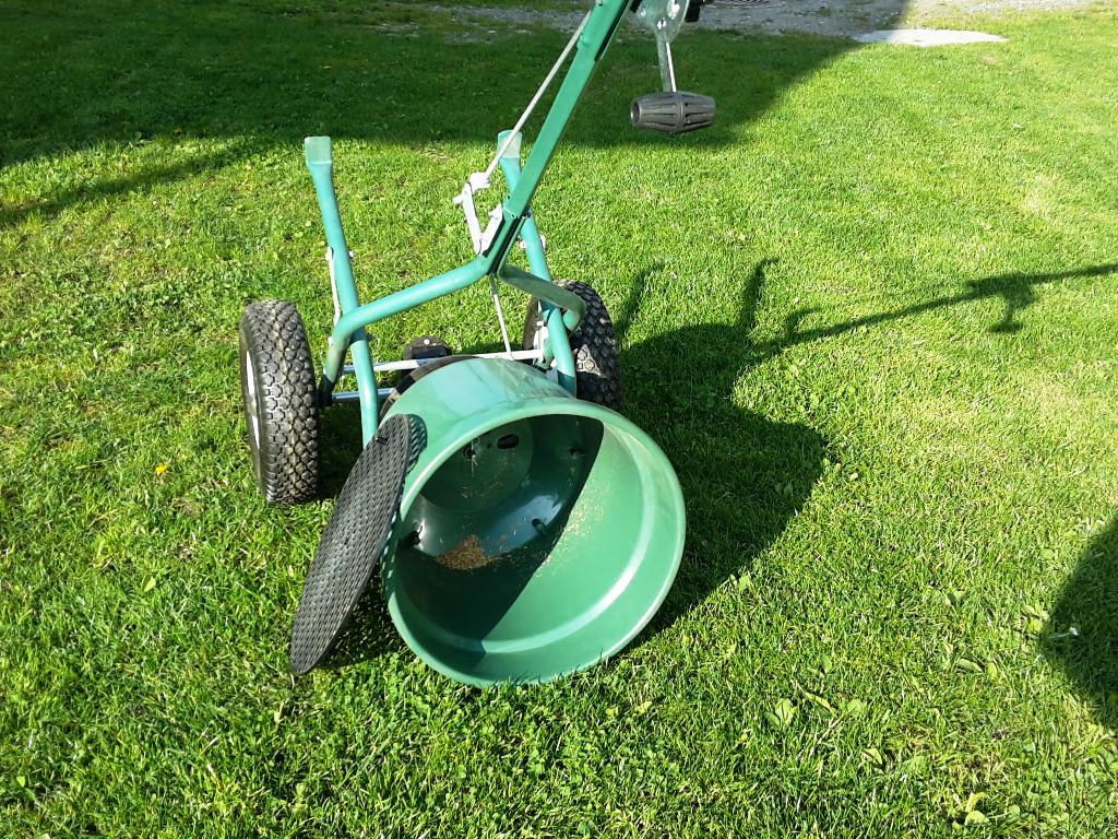 Profi Salz- und Dünger-Streuwagen, 40 ltr., praktisch Neuwertig in Appenzell - Bild 8