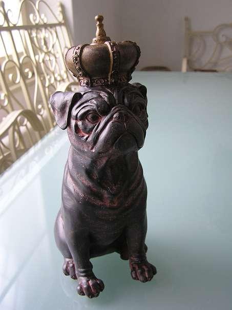 gekrönter Mops Figur aus Polistein ca 30 cm hoch in Rorschach - Bild 1