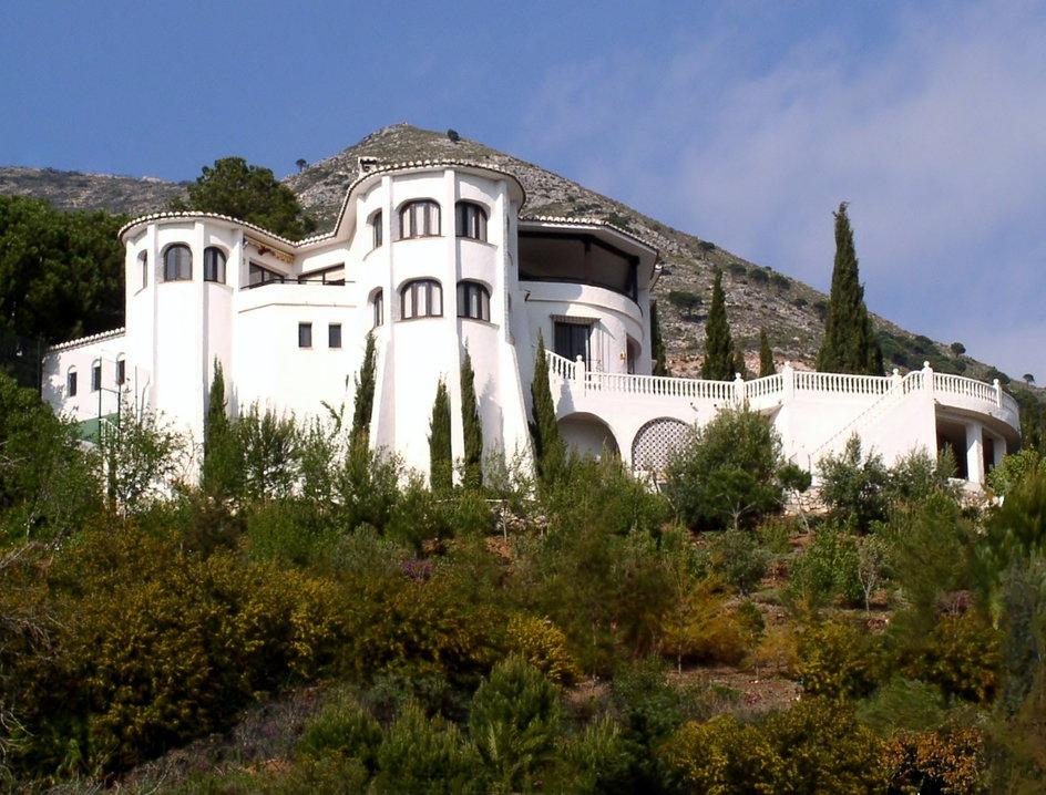 Architekten-Villa mit Pool und Meerblick in Mijas in Locarno - Bild 2