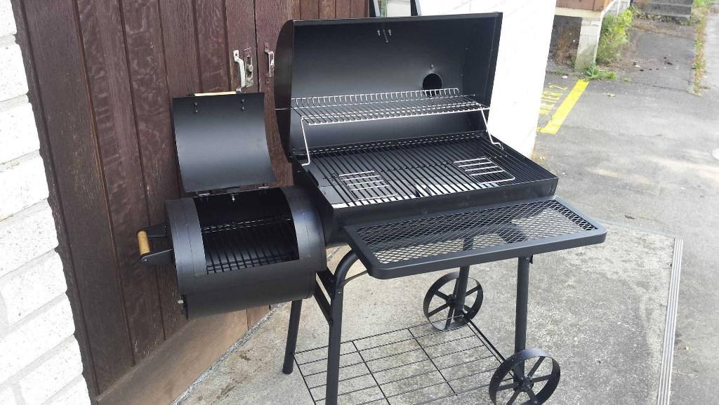 Neu Brennholz Grill Smoker BBQ - Unmontiert in einem Karton in Lenzburg - Bild 2