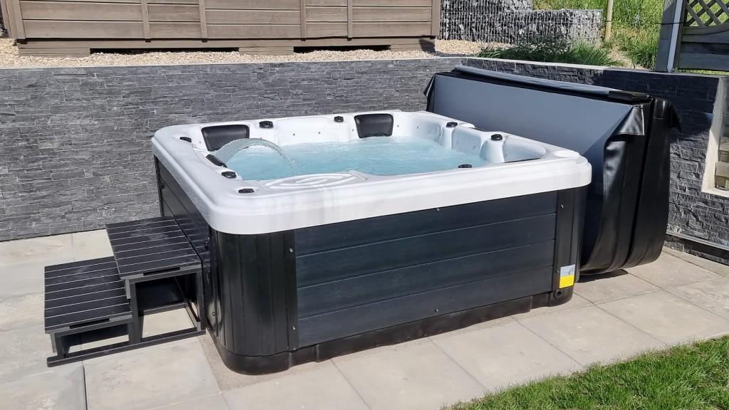 Jeden Tag Wohlfühlurlaub mit diesem Jacuzzi in Biberist - Bild 2
