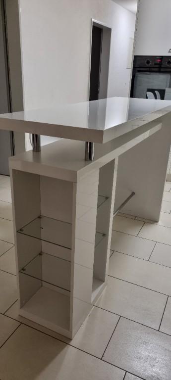 Stehbar mit Barhockern und Glas Ablagefächer in Buchs - Bild 1