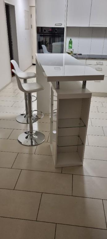Stehbar mit Barhockern und Glas Ablagefächer in Buchs - Bild 2