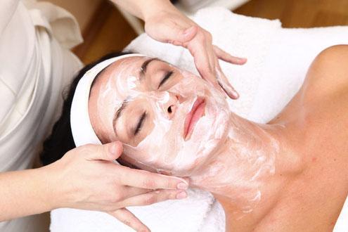 Classic Care Gesichtsbehandlung mit einer entspannender Massage in Neuenhof - Bild 1