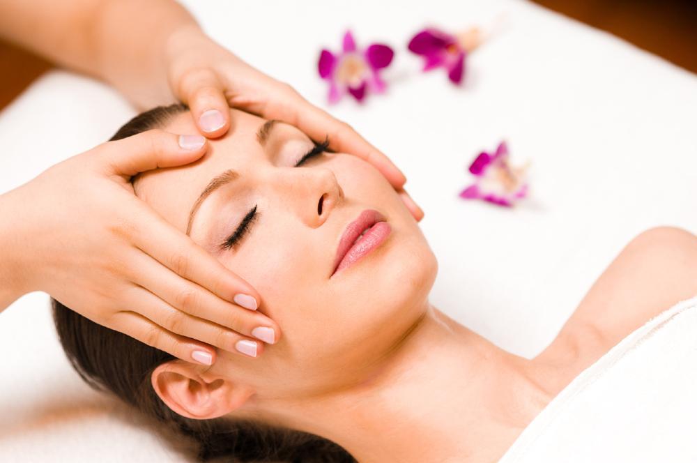 Wohltuende Gesichtsmassage. Relax in Lachen - Bild 1