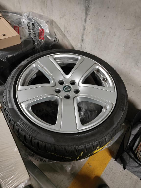 Winter Reifen mit Felge für Jaguar xk in Muri - Bild 1