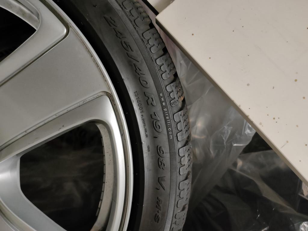 Winter Reifen mit Felge für Jaguar xk in Muri - Bild 2