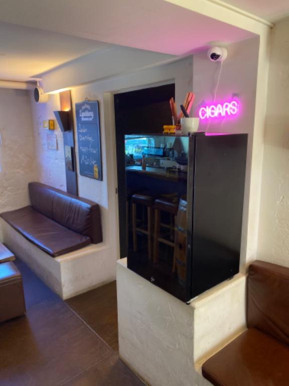 Wir suchen eine Barmaid, Dällikon in Buchs - Bild 2