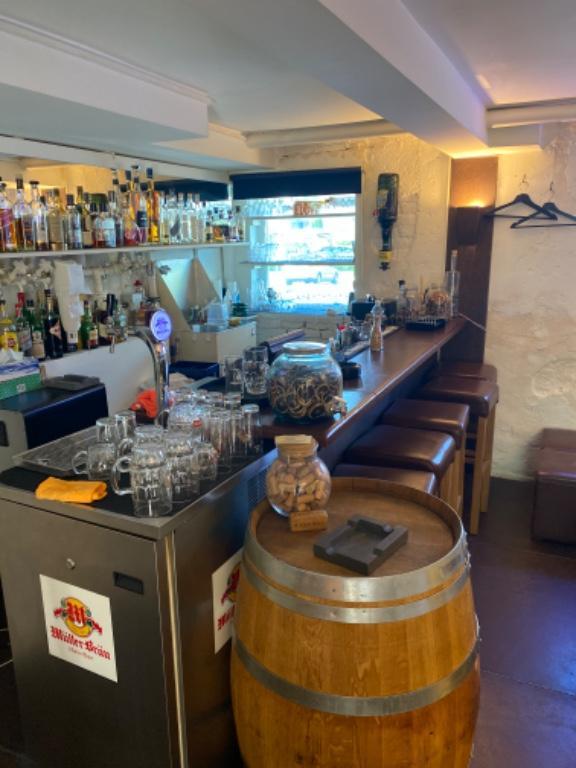 Wir suchen eine Barmaid, Dällikon in Buchs - Bild 3