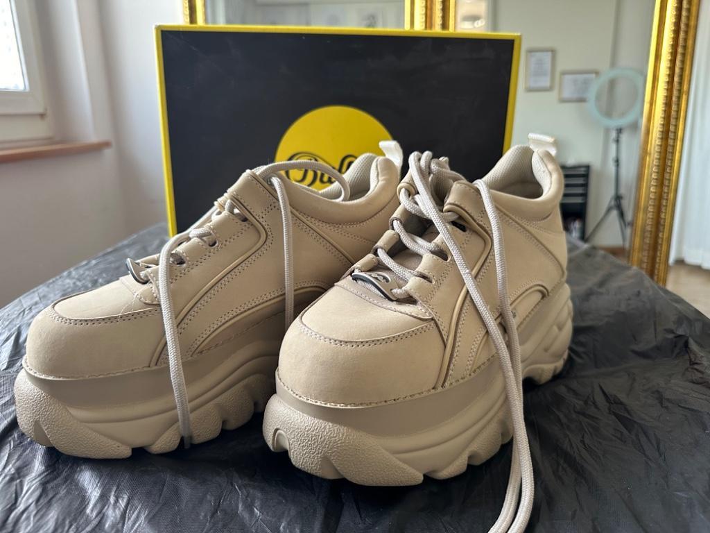 Buffalo London Schuhe in Beige mit Plateau - Fast Neu! Grösse 39 in Biel - Bild 1