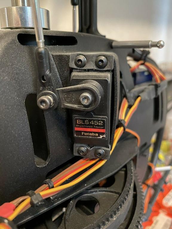 Mikado Logo 700 Kosmik 200 Vbar + Rettung Scorpion Motor Futa in Genf - Bild 2