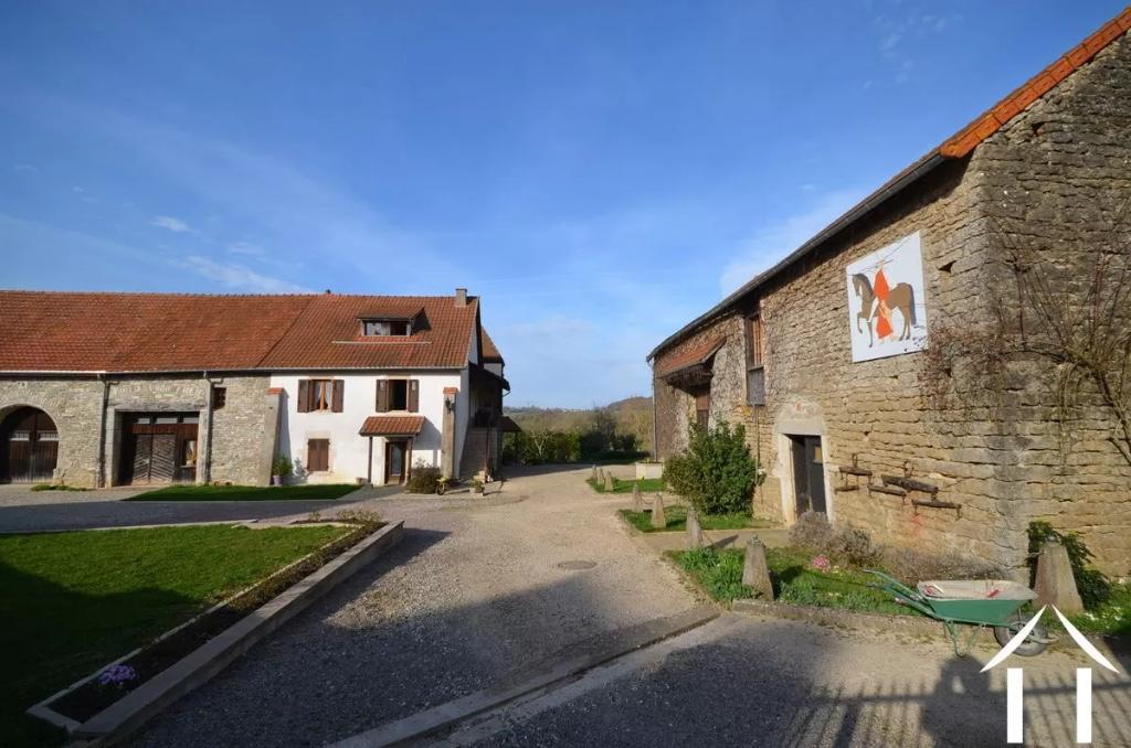 Haus mit Wohnung und zwei großen Scheunen in Frankreich in Willisau - Bild 1