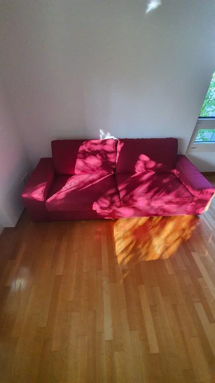Rotes Sofa aus Stoff in 8032 ZH zum Verkauf in Urdorf - Bild 3