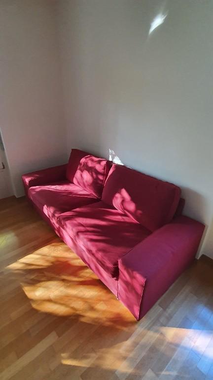 Rotes Sofa aus Stoff in 8032 ZH zum Verkauf in Urdorf - Bild 1