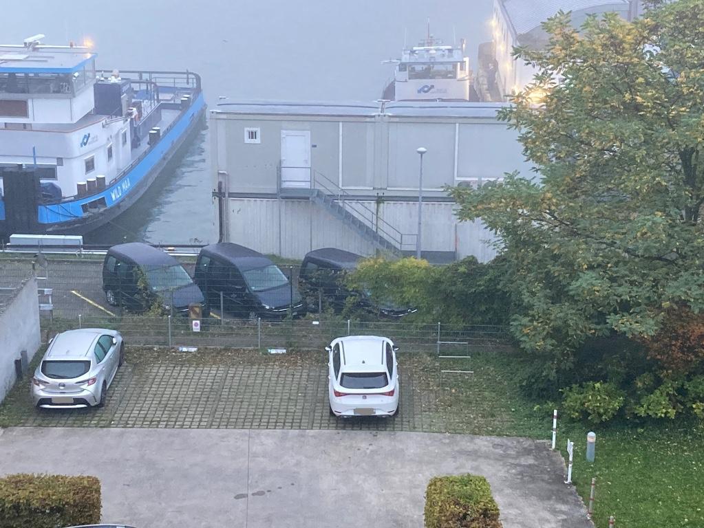 Direkt am Rheinufer, sicherer außen Parkplatz. Ab 01.Dez.2024 in Basel - Bild 1