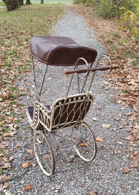 Dreirädriger antiker Kinderwagen (ca. 1890) in Winterthur - Bild 2