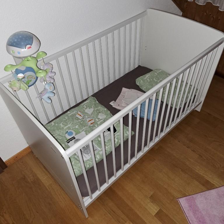 Klein-Kinder Bett komplett mit Baby- Fon und Mobile in Basel - Bild 1