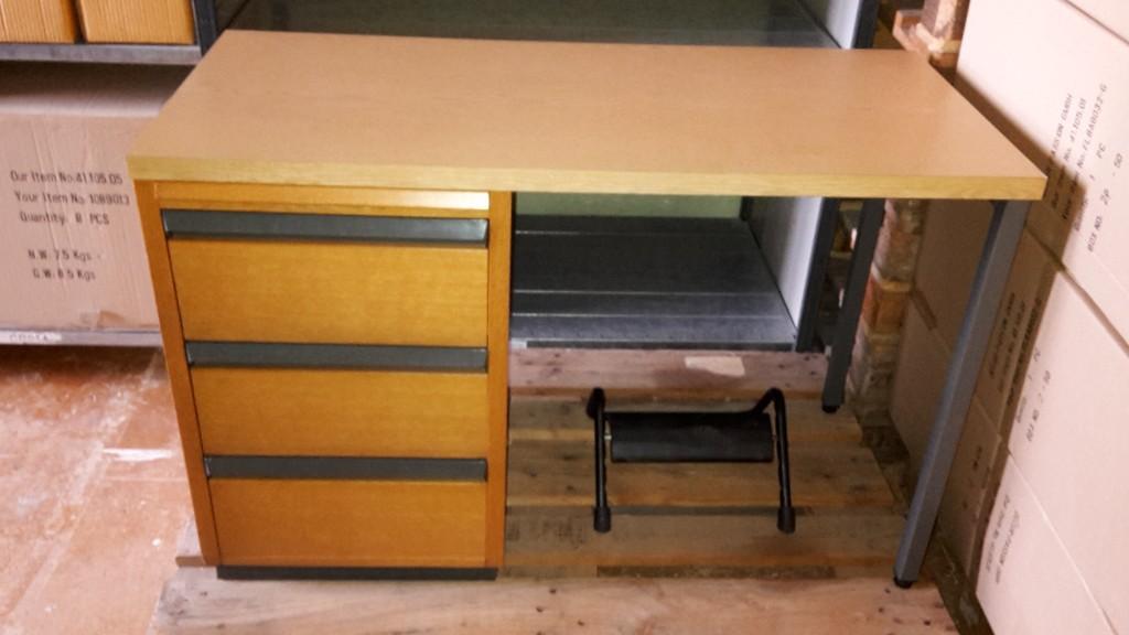 Massiver älterer Bürotisch mit 3 Schubladen und Fussstütze! in Frauenfeld - Bild 1