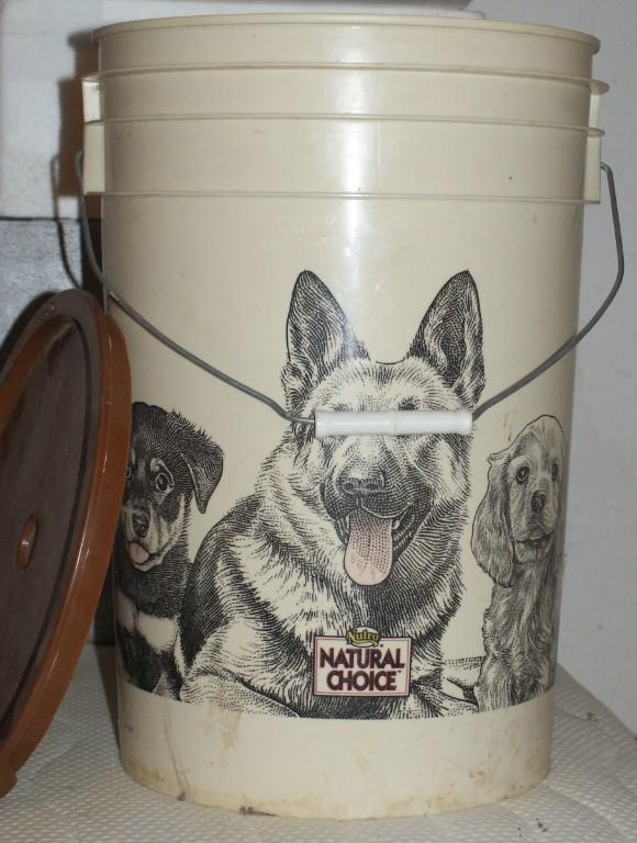 Aufbewahrung Hundefutter in Wettingen - Bild 1