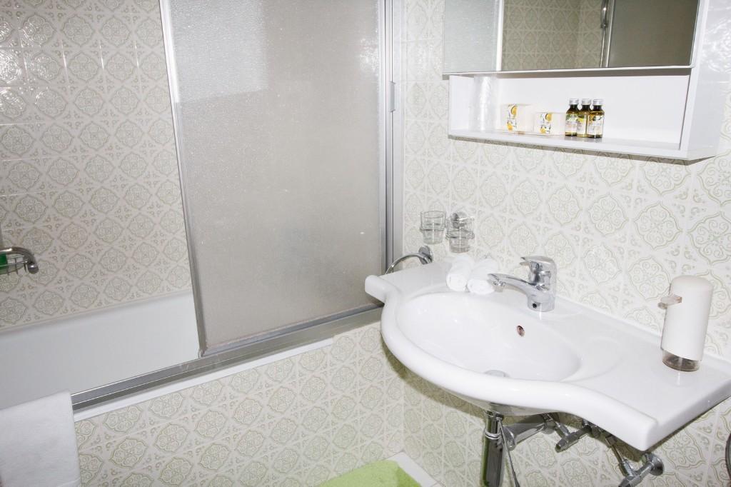 Studio S03, helle und gepflegte Studio-Wohnung mit Thermalbad in Sierre - Bild 7