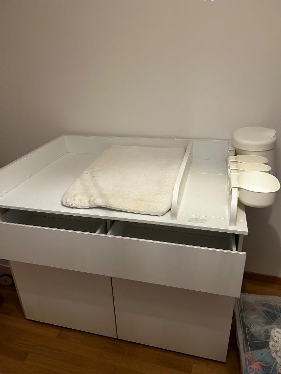 Wickeltisch und Spielsachen in Bern - Bild 1