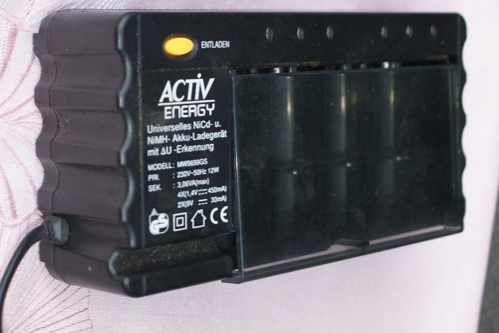 Akkuladegerät für 6 Akku Batterien in Urdorf - Bild 1