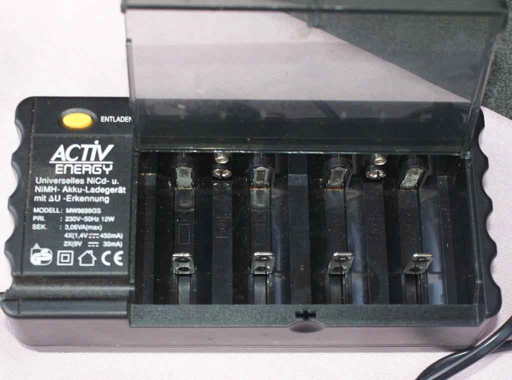 Akkuladegerät für 6 Akku Batterien in Urdorf - Bild 3