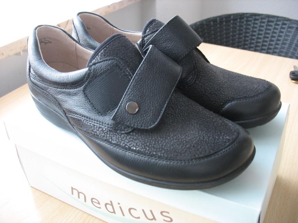 Schwarze Damenschuhe Gr39 Medicus in Aesch - Bild 2