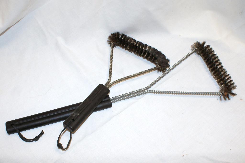 2 Grillbürsten Gross 53 x 18 cm und klein 30 x 18 cm neuwertig in Bremgarten - Bild 2