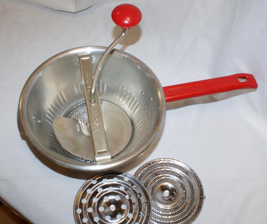 Küchenreibe gebraucht mit 3 Einsätzen in Urdorf - Bild 1