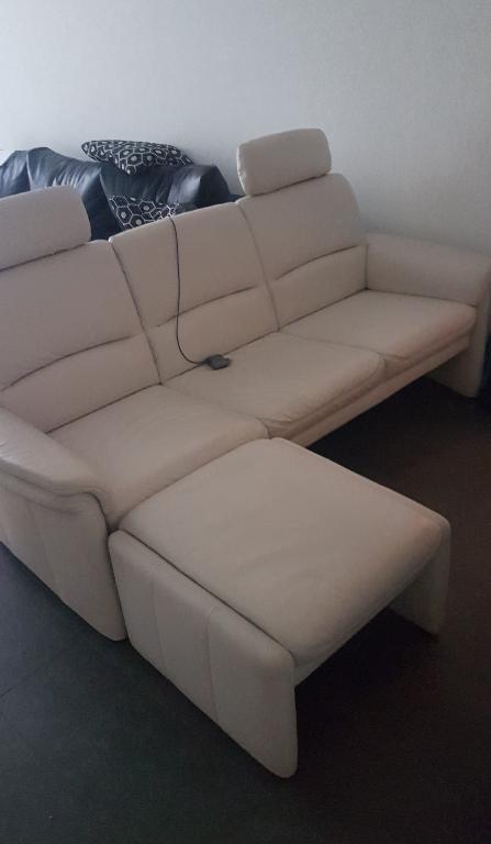 Helles Ledersofa 3Sitzer in Köniz - Bild 1