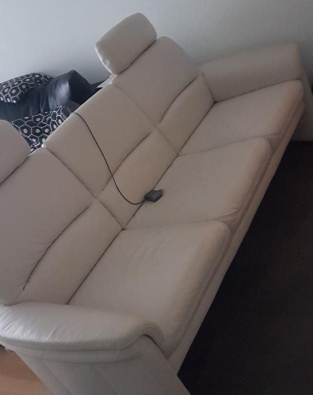 Helles Ledersofa 3Sitzer in Köniz - Bild 2