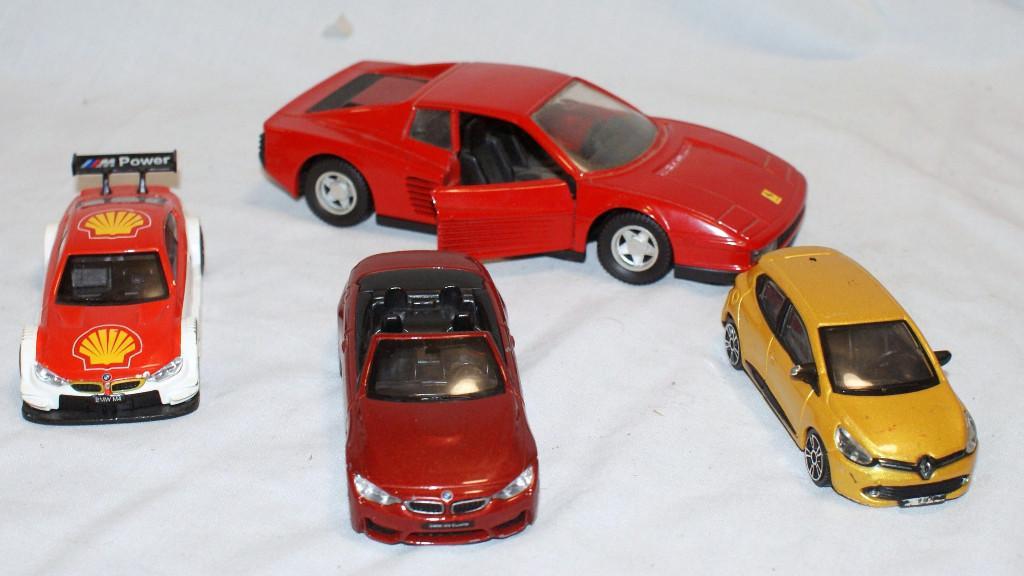 4 Modellautos Ferrari Testarossa BMW M3 Clio BMW M4 in Urdorf - Bild 1