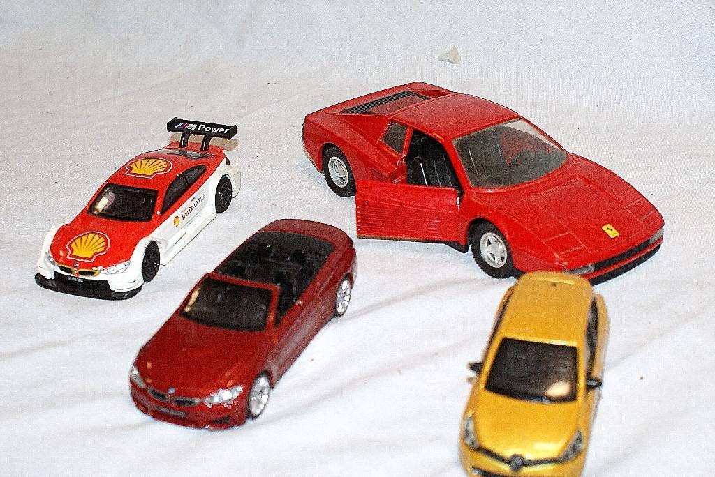 4 Modellautos Ferrari Testarossa BMW M3 Clio BMW M4 in Urdorf - Bild 3