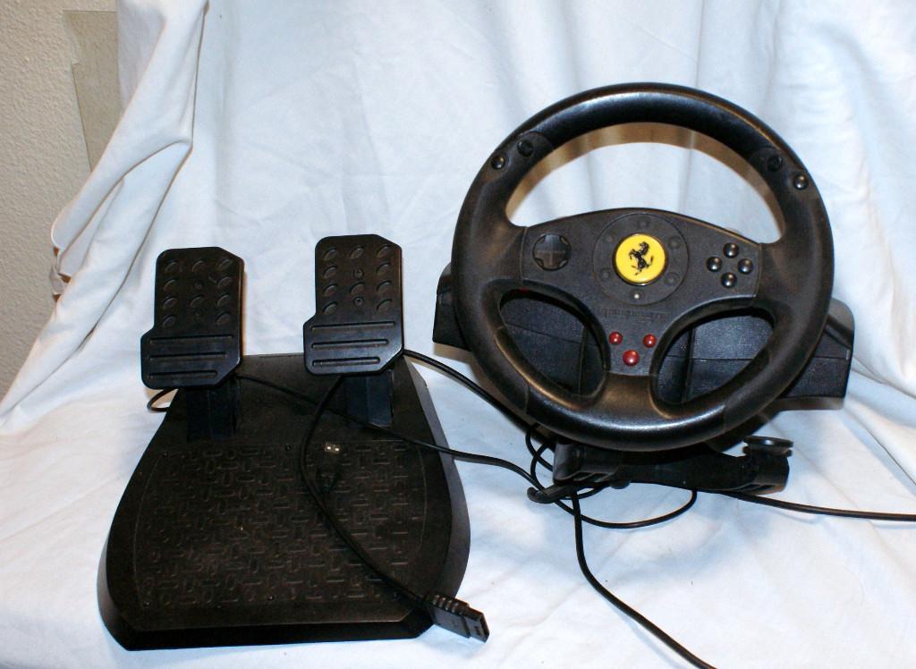 Thrustmaster Ferrari Lenkrad mit Pedalen Abholung Preis VB in Bremgarten - Bild 1