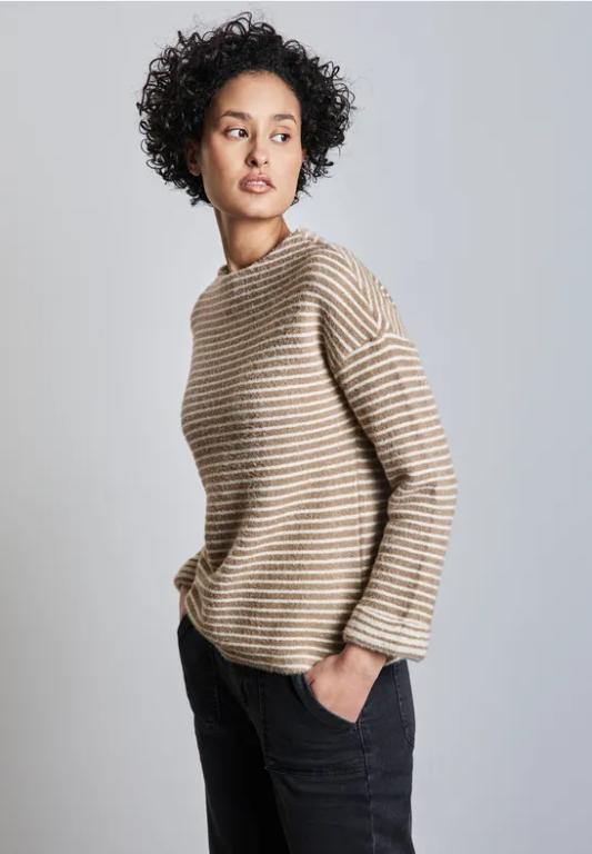 Gestreifter Cosy Pullover in Willisau - Bild 1