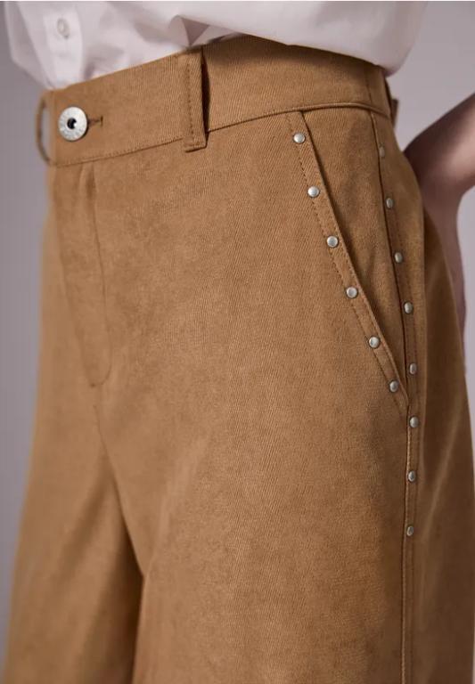 Straight Leg Hose mit Nieten in Genf - Bild 1