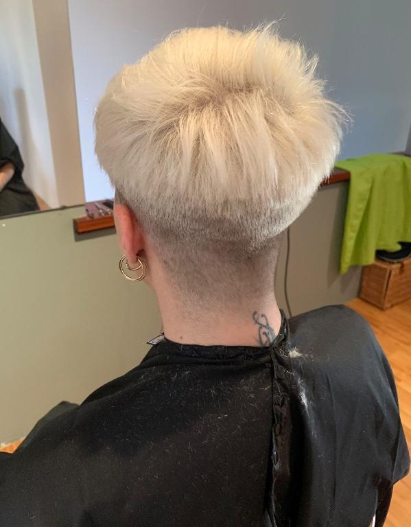 Churzi Haar für jungi Fraue macht sexy und dynamisch in Dübendorf - Bild 1