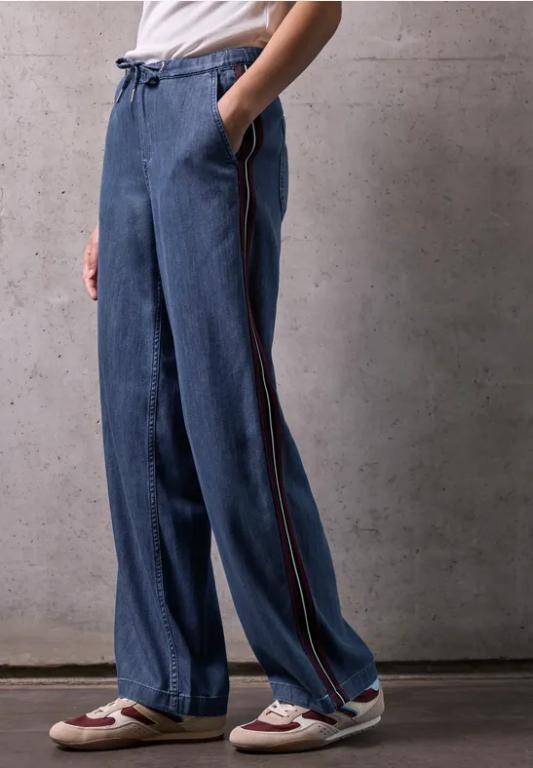 Jeans mit Gallonstreifen in Solothurn - Bild 1