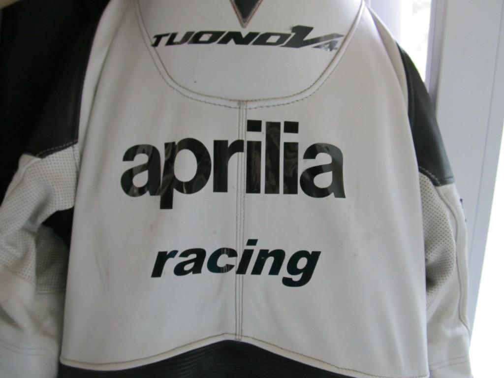 Aprilia Tuono Factory V4 in Worb - Bild 5