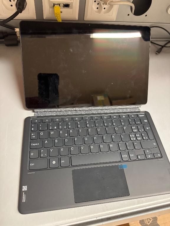 Lenovo Tablett mit Tastatur in Basel - Bild 2