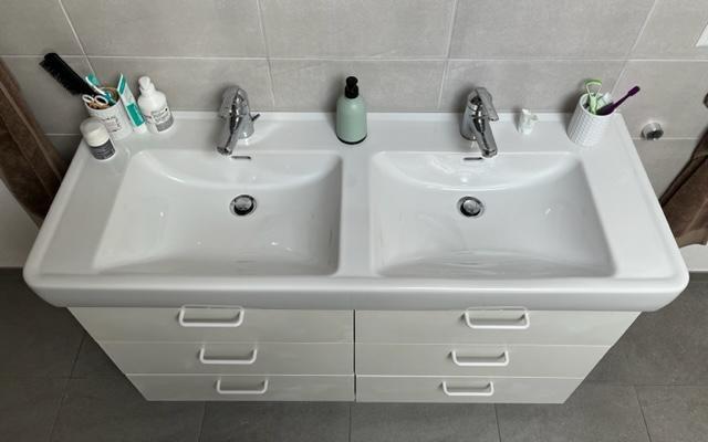 Doppelwaschtisch mit Unterschrank, weiss – Abholung in Schwyz in Arth - Bild 1