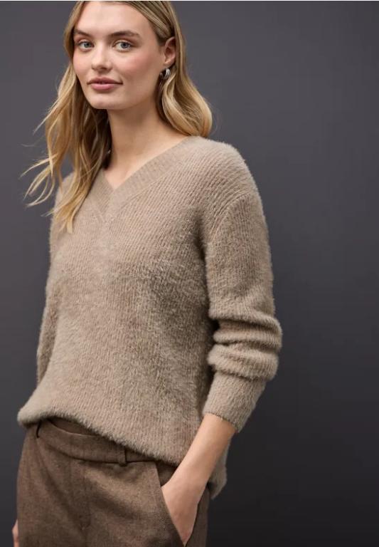 Kuscheliger V-Neck Pullover in Luzern - Bild 1