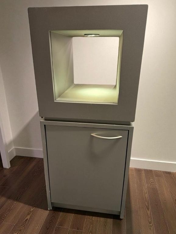 Vitrine mit LED-Beleuchtung, grau in der Schweiz - Bild 1
