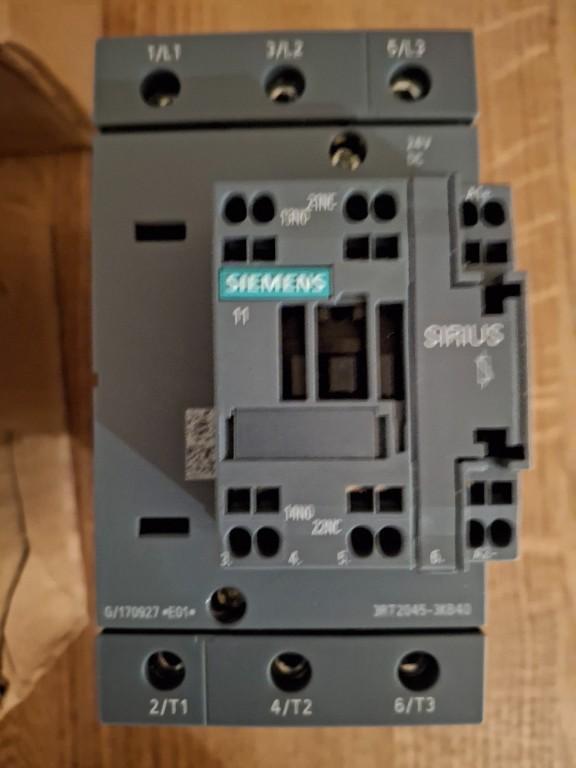 Siemens LLeistungsschütz 3RT2045-KB40 in Thun - Bild 2