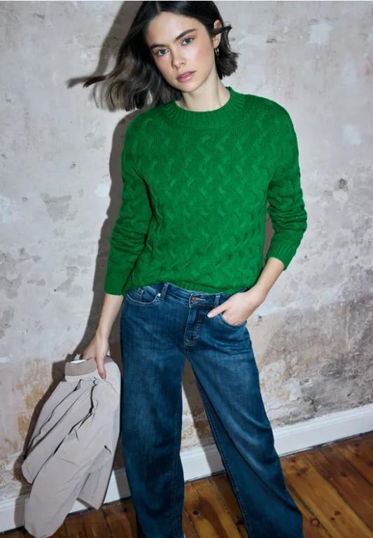 Pullover mit Zopfmuster in Dulliken - Bild 1