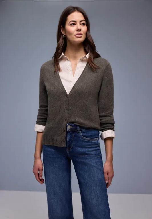Kuscheliger V-Neck Cardigan in Frauenfeld - Bild 1
