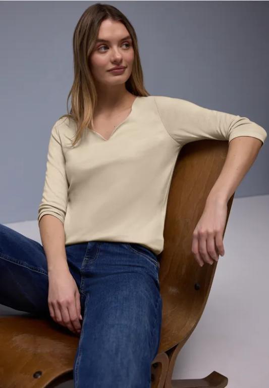 Shirt mit Herzausschnitt in Dulliken - Bild 1